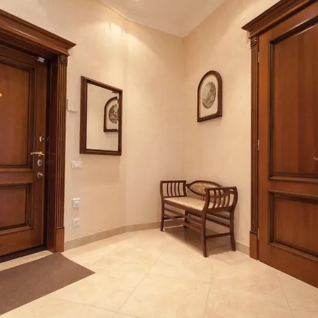 Apartment On Franzuskiy Boulevard 9