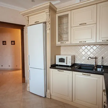 Apartment On Franzuskiy Boulevard 9