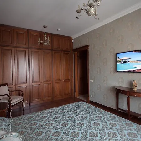 Apartment On Franzuskiy Boulevard 9