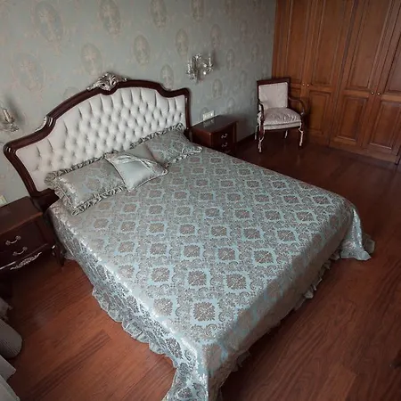 Apartment On Franzuskiy Boulevard 9 *