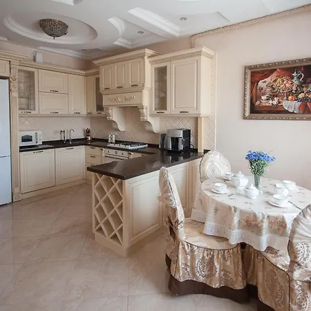 Apartment On Franzuskiy Boulevard 9