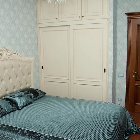 Apartment On Franzuskiy Boulevard 9